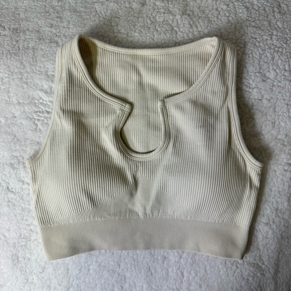 Ribbed Seamless Keyhole Sports Bra‎ Medium Cream Athletic Crop